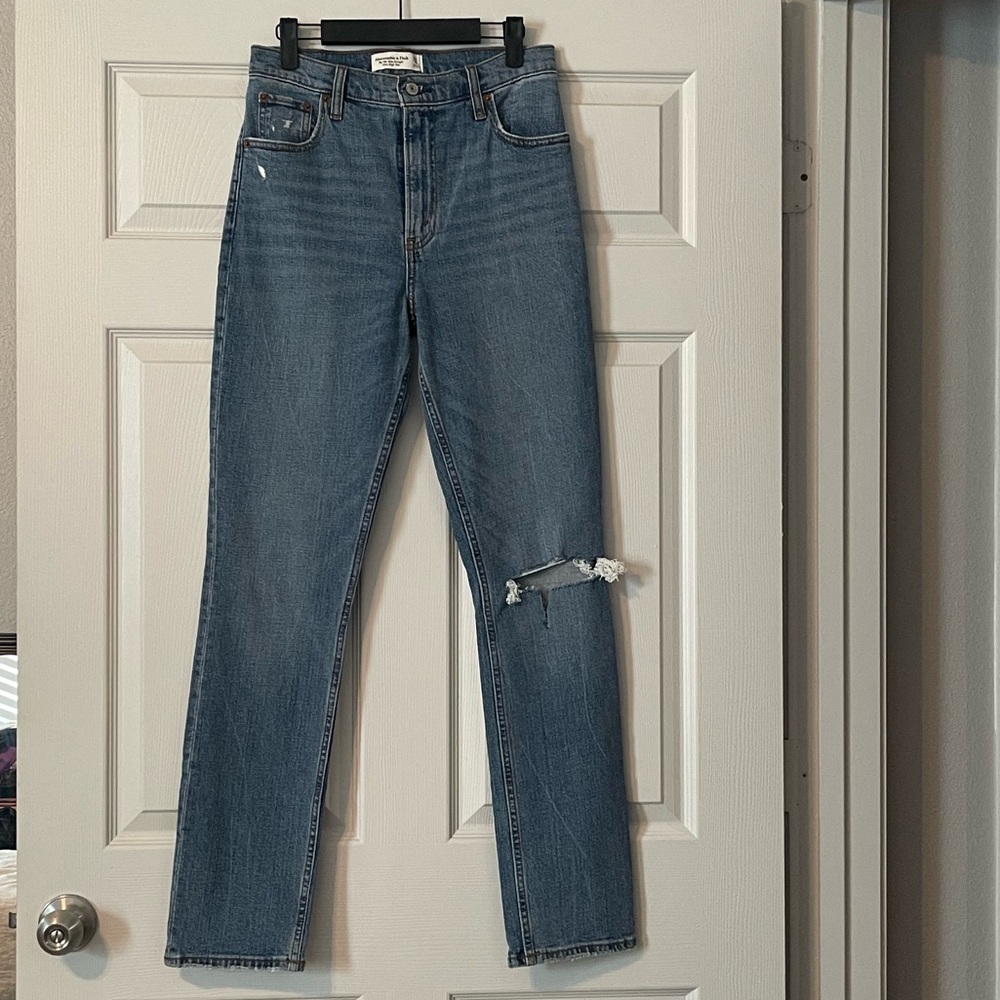 A&F • Women’s 90’s Slim Straight Ultra High Rise Jeans. 27/4